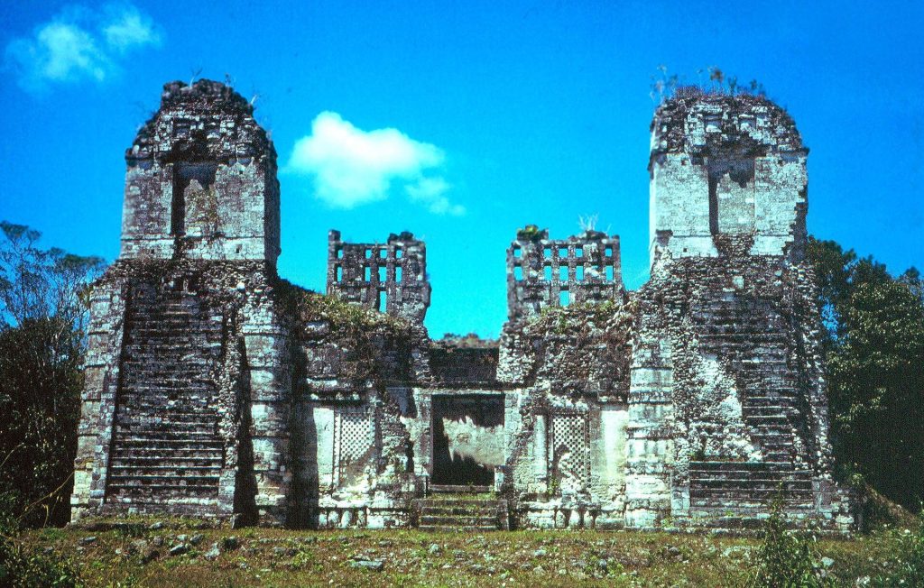 Río Bec: A Maya Archaeological Settlement and Architectural Style 1 Río Bec
