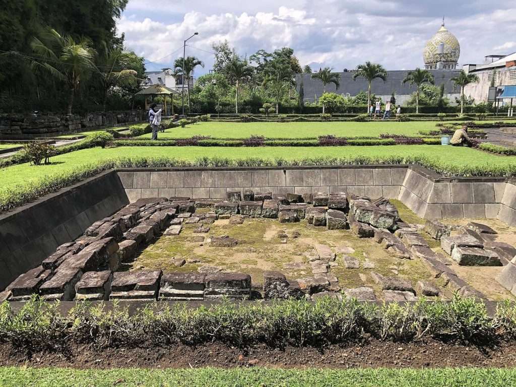 Badut: An Eighth-Century Hindu Temple in East Java 4 Badut