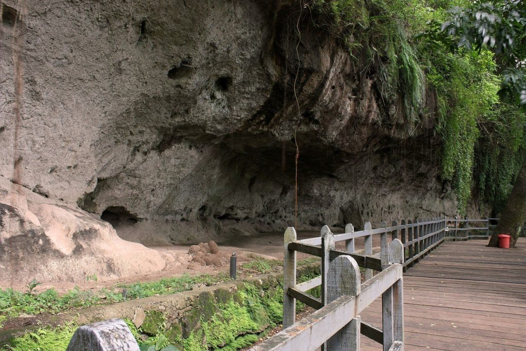 Angono Petroglyphs: A Late-Neolithic Rock-Art Site in the Philippines 2 Angono Petroglyphs