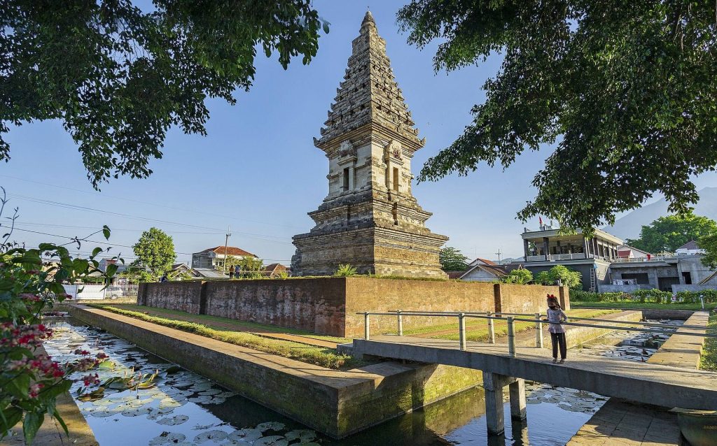 Jawi Temple: A Singhasari Hindu-Buddhist Mortuary Temple in East Java 1 Jawi temple