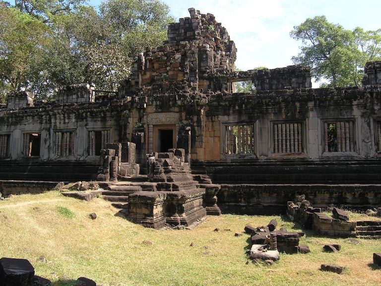 Khleangs: Twin Khmer Reception Halls at Angkor