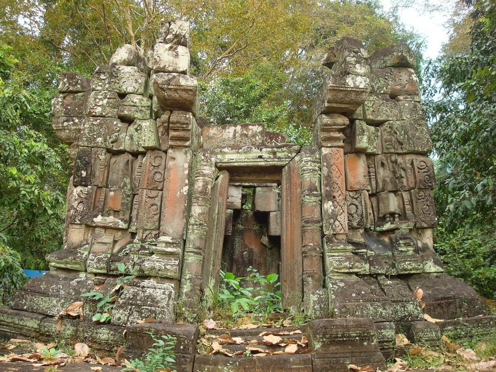 Khleangs: Twin Khmer Reception Halls at Angkor 2 Khleangs