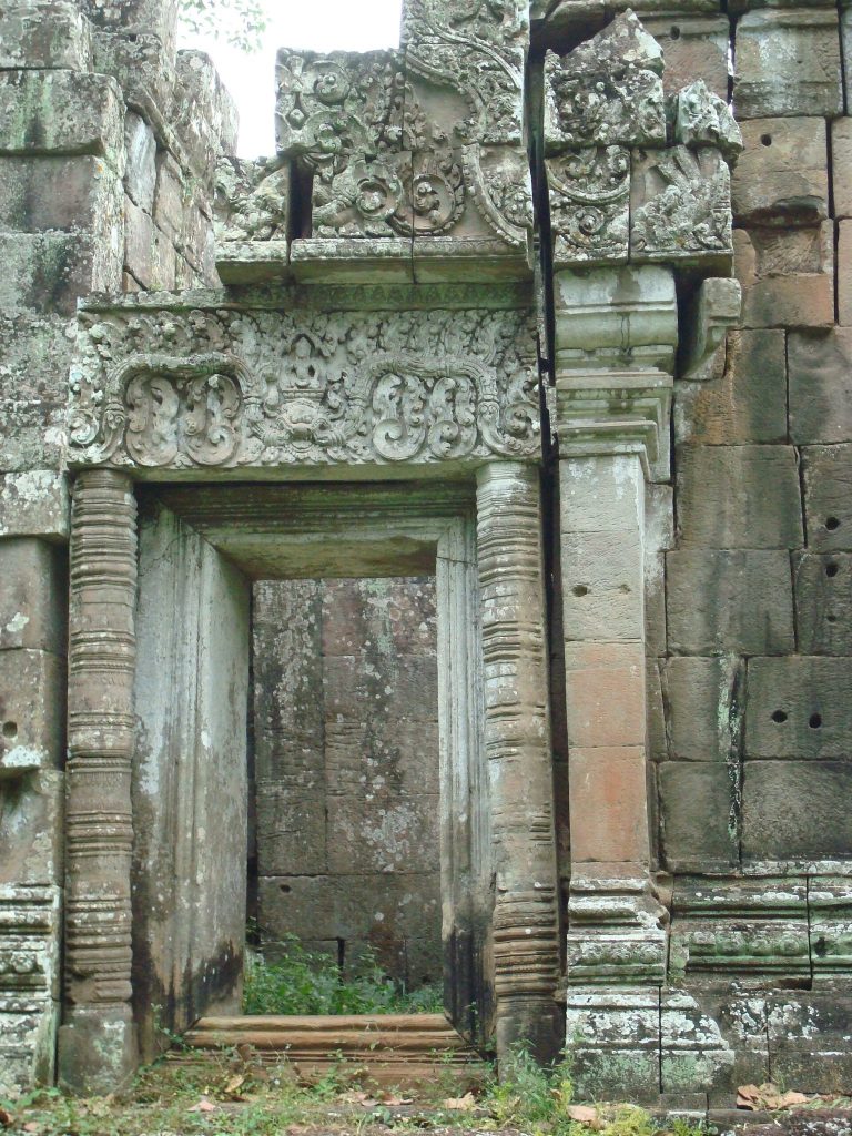 Khleangs: Twin Khmer Reception Halls at Angkor 4 Khleangs