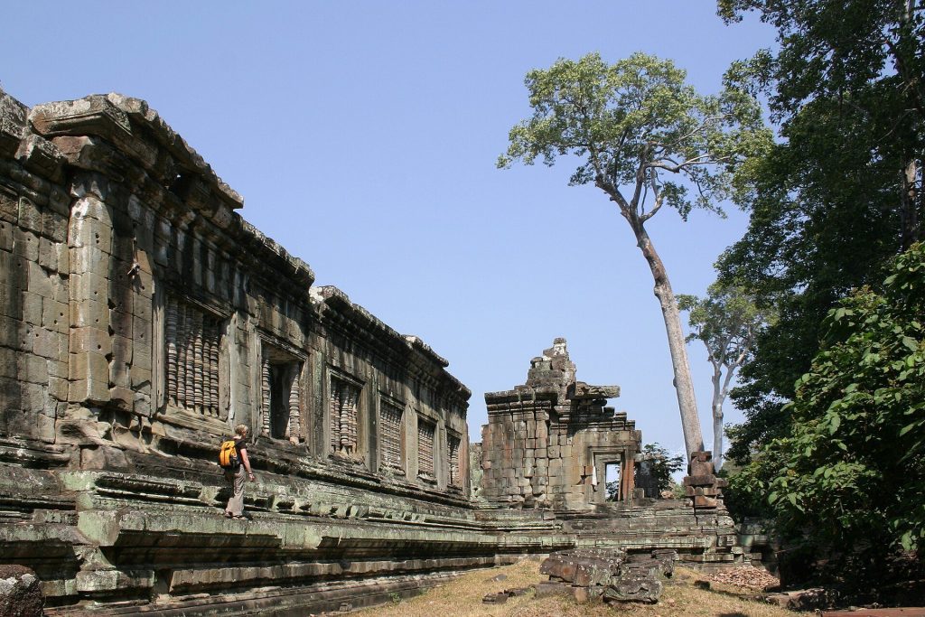 Khleangs: Twin Khmer Reception Halls at Angkor 5 Khleangs