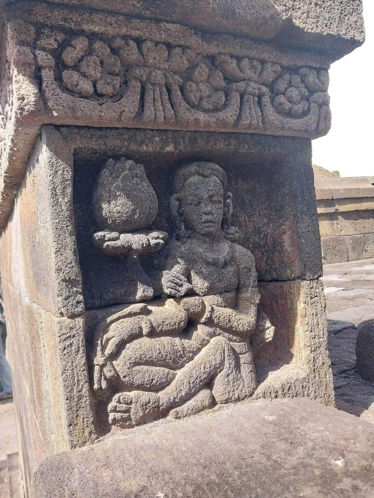 Kimpulan Temple: A Ninth- or Tenth-Century Shaivite Shrine in Indonesia 3 Kimpulan Temple