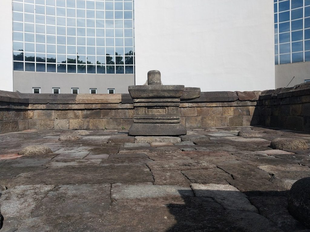 Kimpulan Temple: A Ninth- or Tenth-Century Shaivite Shrine in Indonesia 4 Kimpulan Temple