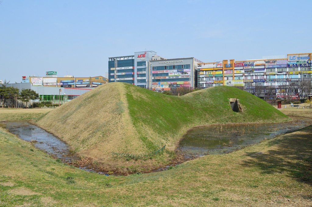 Gwangju Wolgye-dong Janggobun: Sixth-Century Keyhole Tombs in South Korea 3 Gwangju Wolgye-dong Janggobun