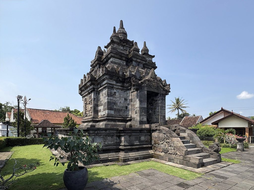Pawon: A Mahayana Buddhist Temple in Central Java 1 Pawon