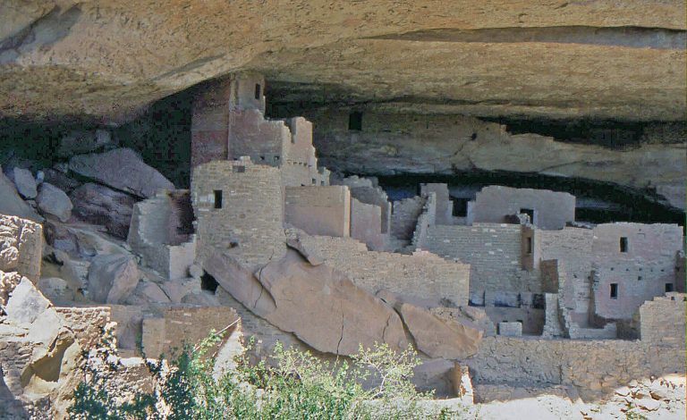 Cliff Palace: An Ancestral Puebloan Cliff Dwelling in Mesa Verde
