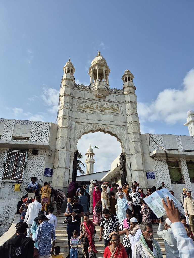 Haji Ali Dargah: A Sufi Shrine and Mosque in Mumbai 1 Haji Ali Dargah