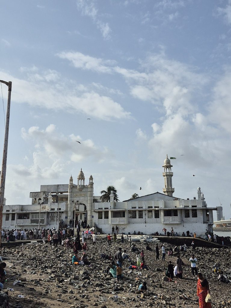 Haji Ali Dargah: A Sufi Shrine and Mosque in Mumbai 2 Haji Ali Dargah