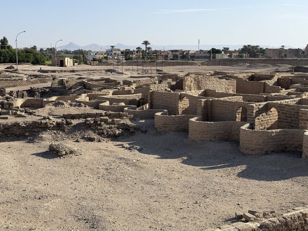 Aten: An Ancient Egyptian Settlement at Luxor 1 Aten