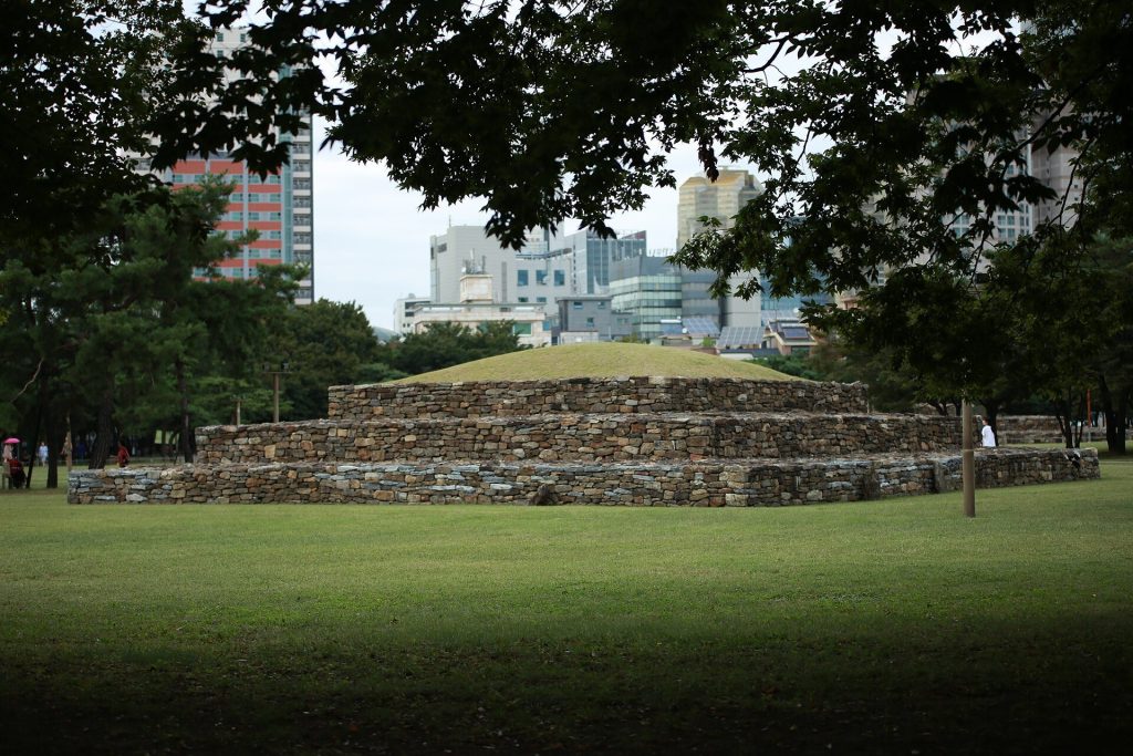 Seoul Seokchon-dong Gobungun: A Baekje Royal and Aristocratic Cemetery 1 Seoul Seokchon-dong Gobungun