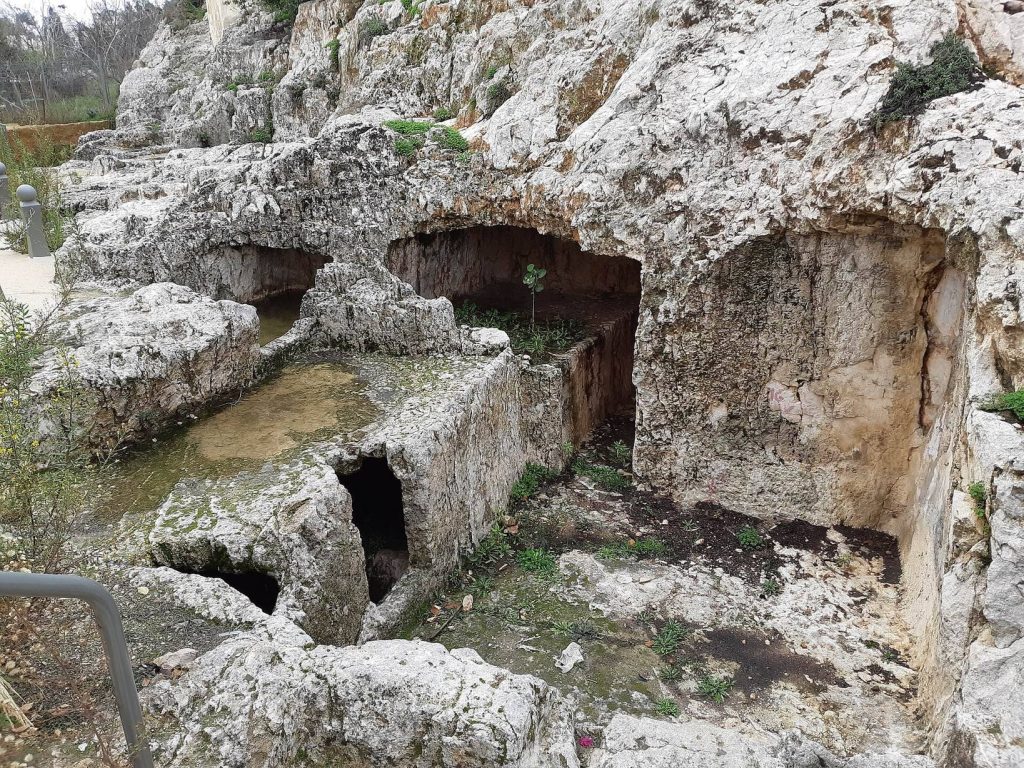 Ketef Hinnom: A First Temple Period Burial Complex in Jerusalem 2 Ketef Hinnom