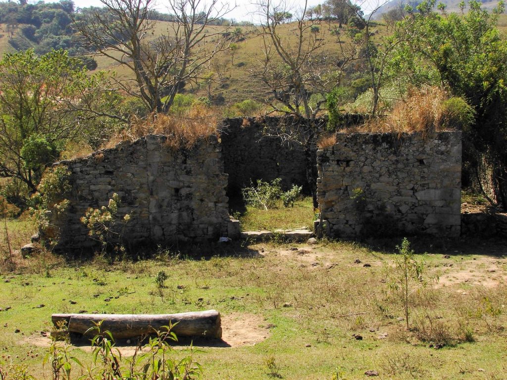 Casa de Pedra do Gambá: Archaeological Ruins of a Colonial Expedition Site 2 Casa de Pedra do Gambá