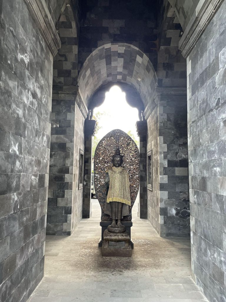 Ngawen: An Eighth-Century Buddhist Temple Compound in Central Java 1 Ngawen