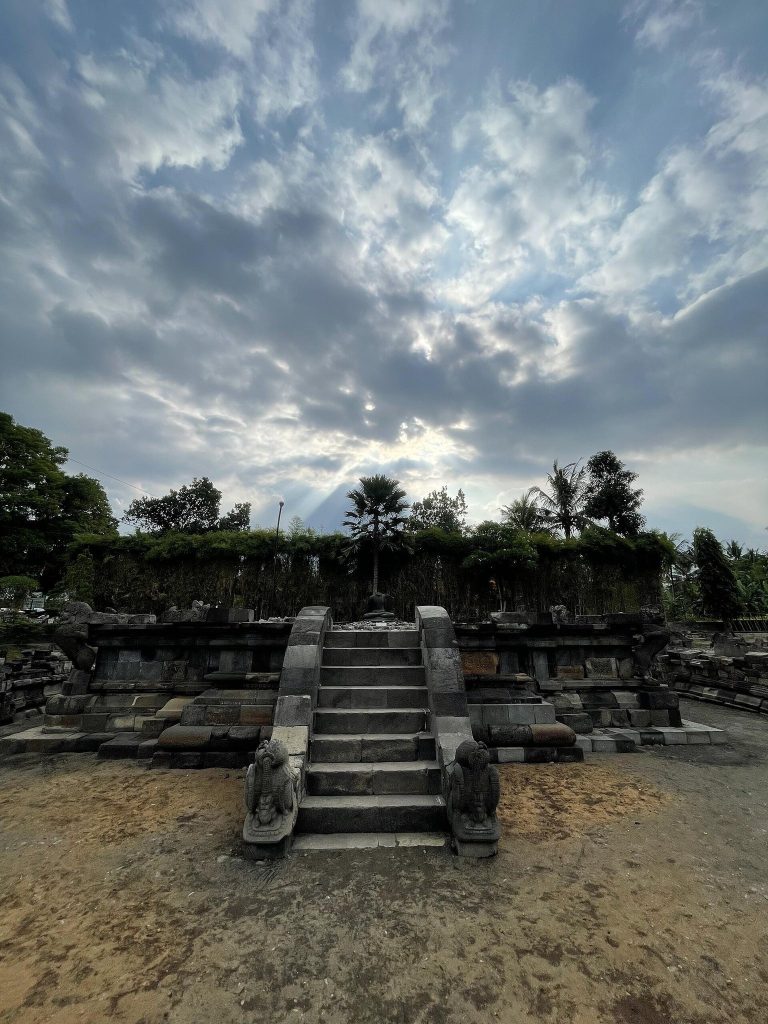 Ngawen: An Eighth-Century Buddhist Temple Compound in Central Java 3 Ngawen
