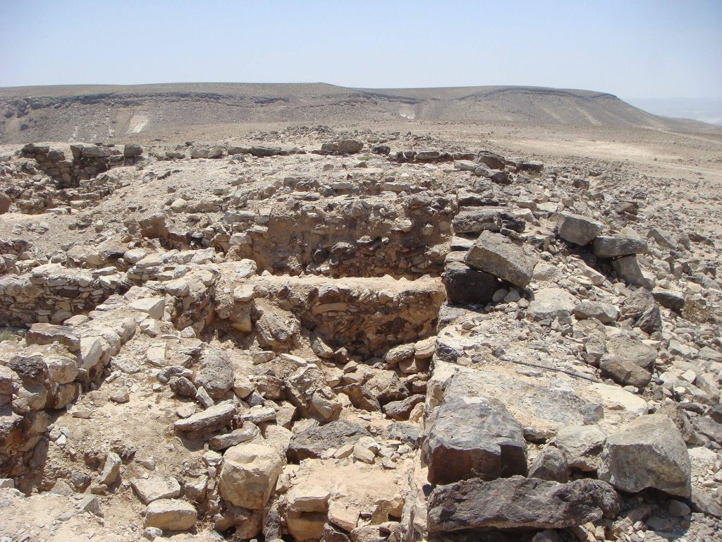 Horvat Uza: A Multiperiod Fortress in Arad, Israel 2 Horvat Uza