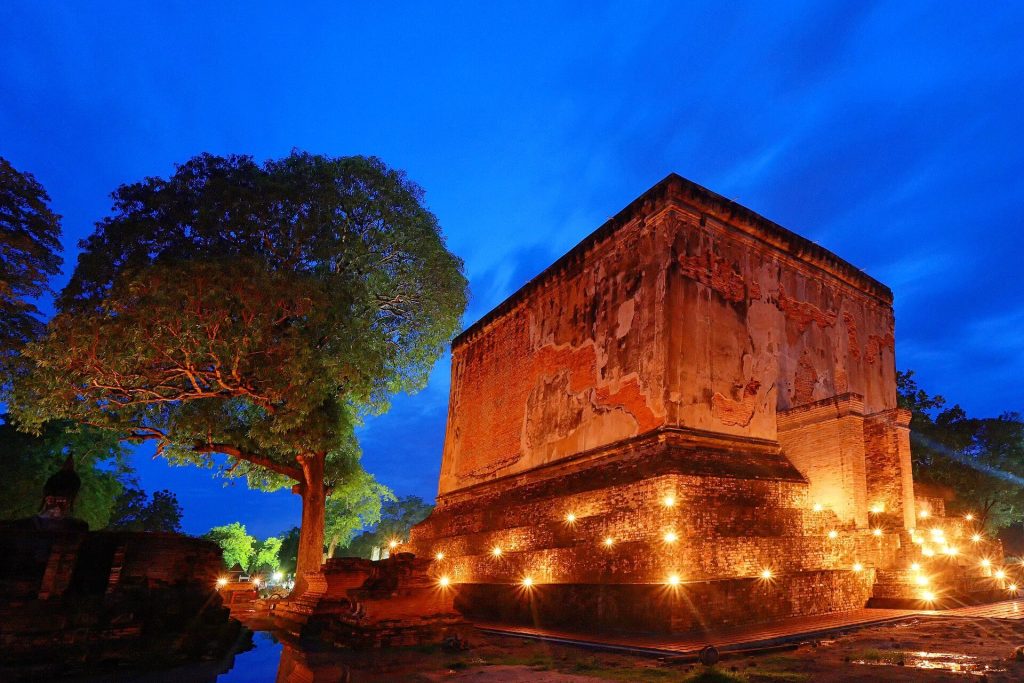 Wat Si Chum: A Sukhothai Buddhist Temple Ruin in Thailand 3 Wat Si Chum