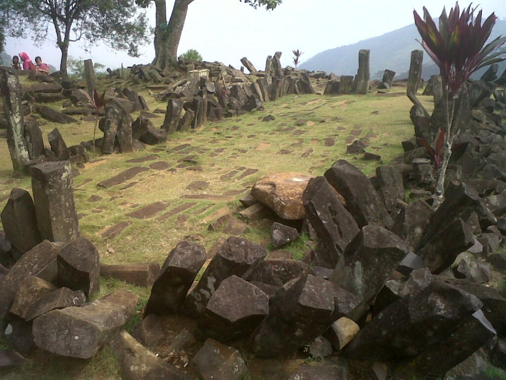 Gunung Padang Megalithic Site: A Prehistoric Terrace Complex in Indonesia 1 Gunung Padang Megalithic Site