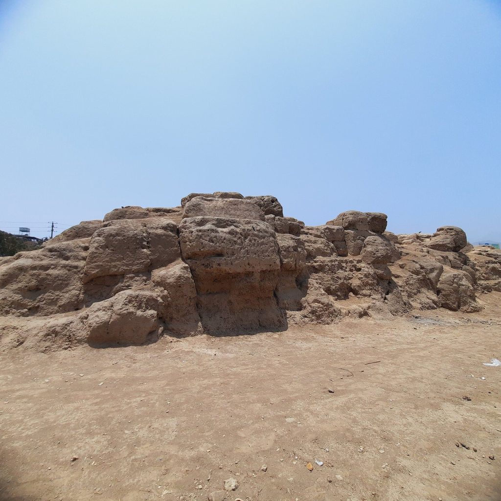 Huaca Tungasuca: An Ancient Road and Defensive Wall in Peru 1 Huaca Tungasuca