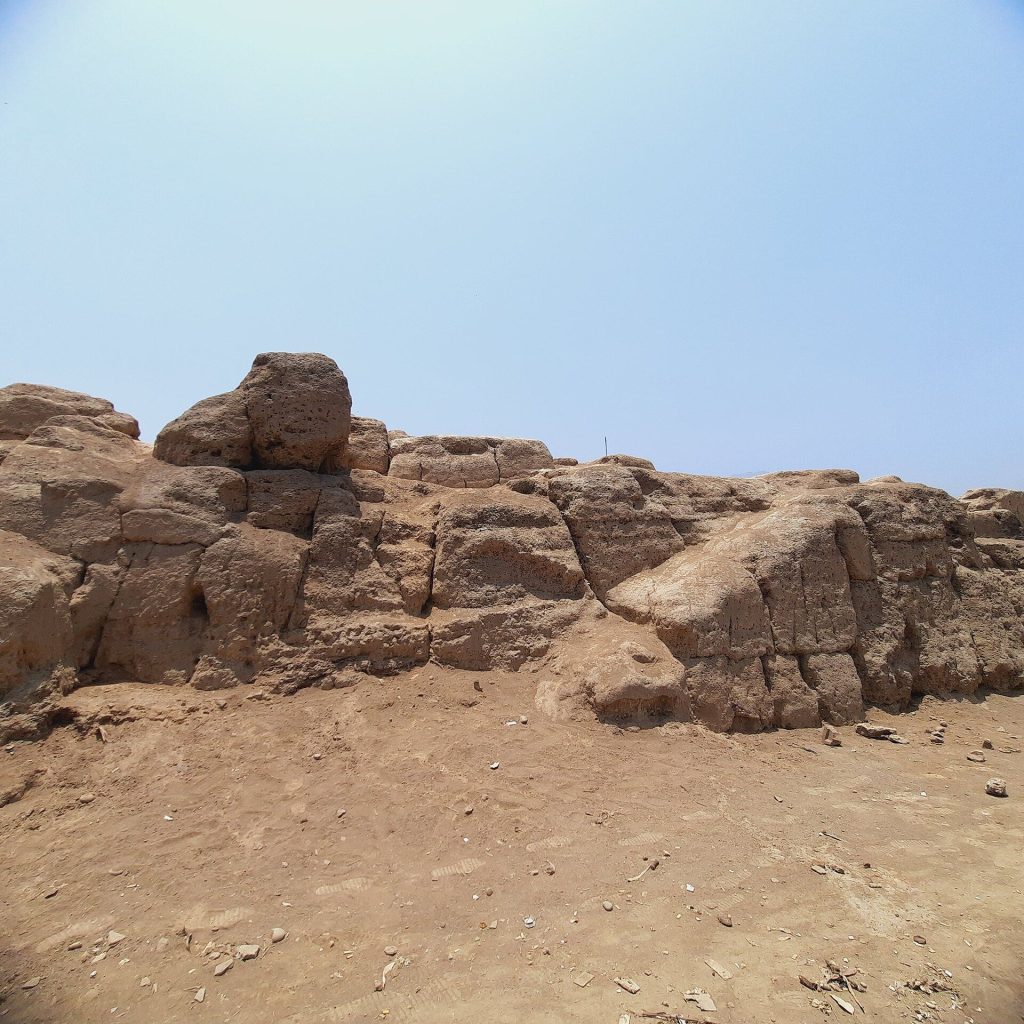 Huaca Tungasuca: An Ancient Road and Defensive Wall in Peru 2 Huaca Tungasuca