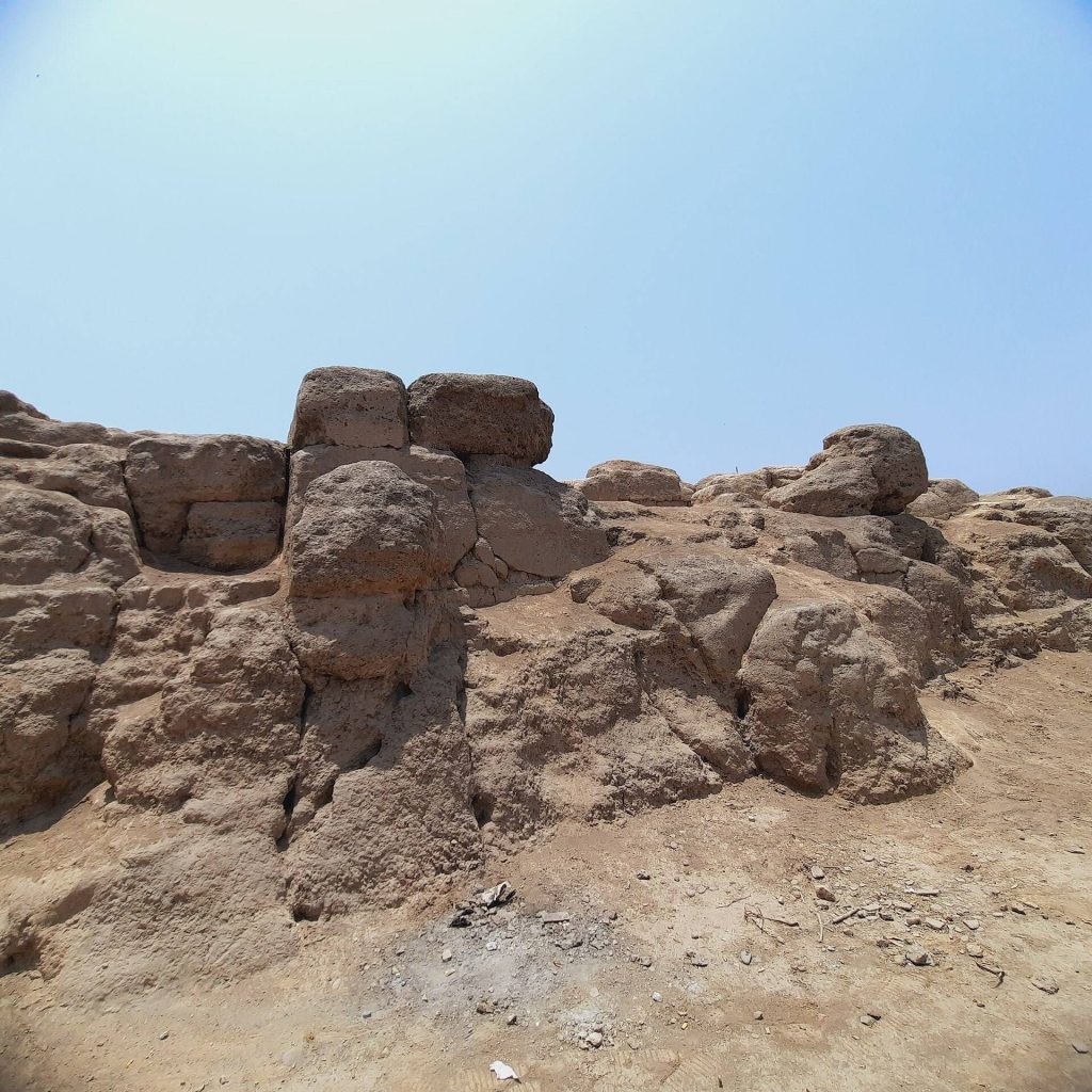 Huaca Tungasuca: An Ancient Road and Defensive Wall in Peru 3 Huaca Tungasuca
