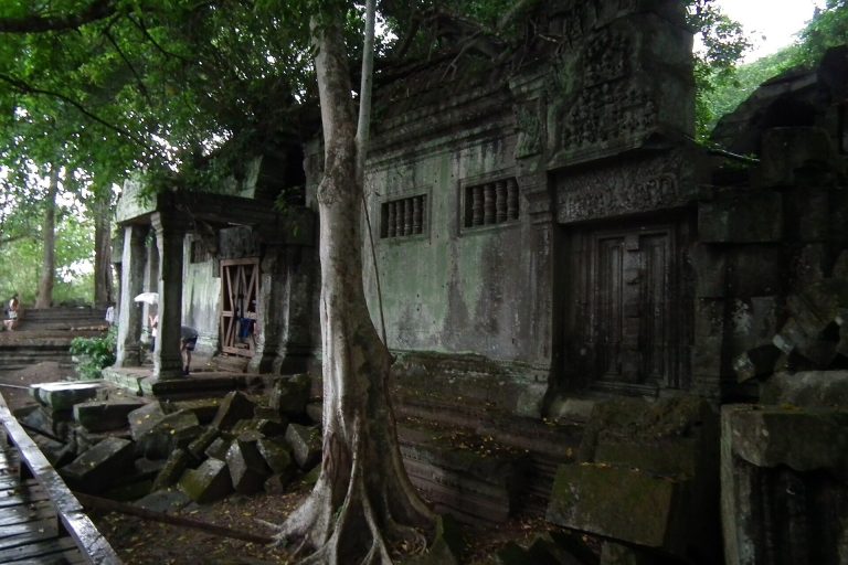 Beng Mealea: A Khmer Hindu Temple Complex in Cambodia