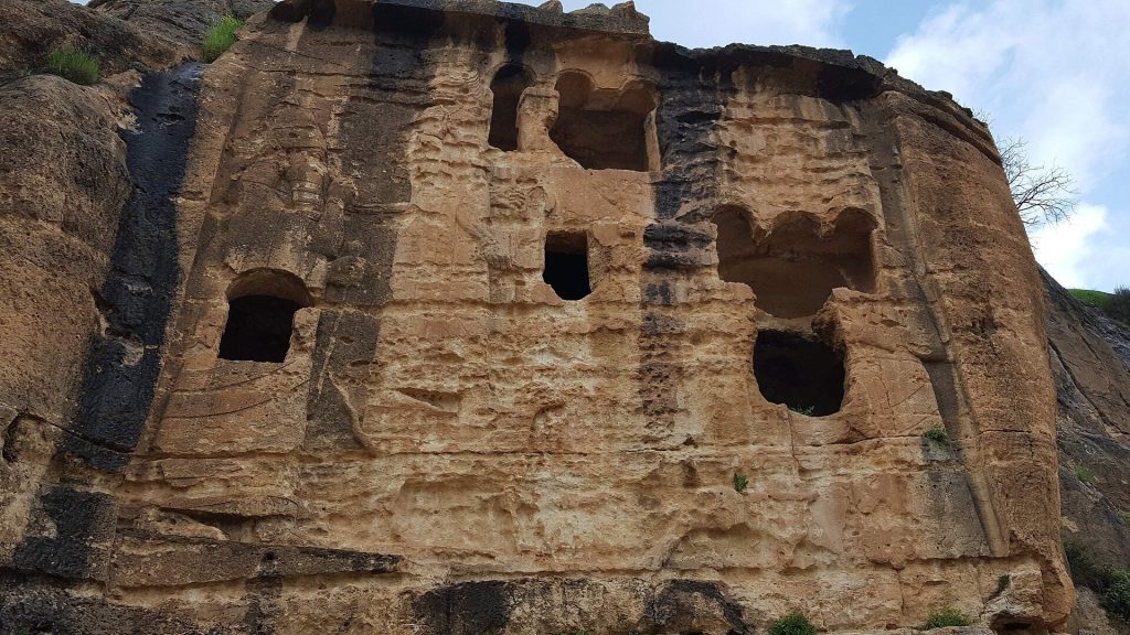 Khinnis Reliefs: An Assyrian Hydraulic and Rock-Art Complex in Iraq 1 Khinnis Reliefs