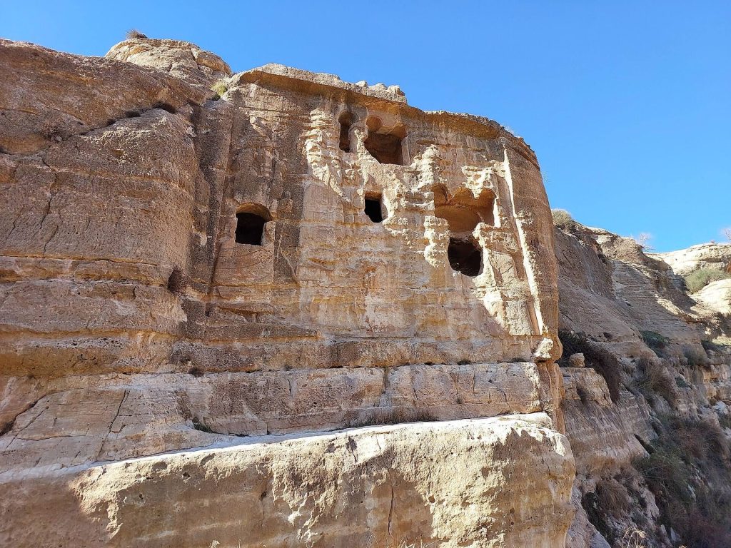 Khinnis Reliefs: An Assyrian Hydraulic and Rock-Art Complex in Iraq 2 Khinnis Reliefs