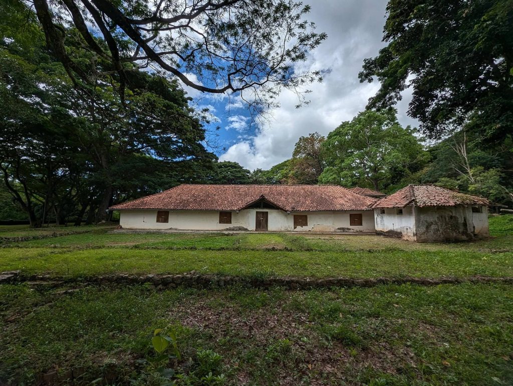 Maduwanwela Walawwa: A Kandyan Aristocratic Residence and Administrative Center 2 Maduwanwela Walawwa
