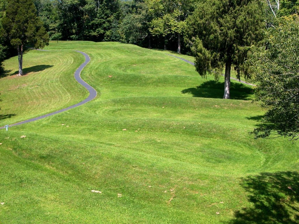 Serpent Mound: A Prehistoric Effigy Mound in Ohio 1 Serpent Mound