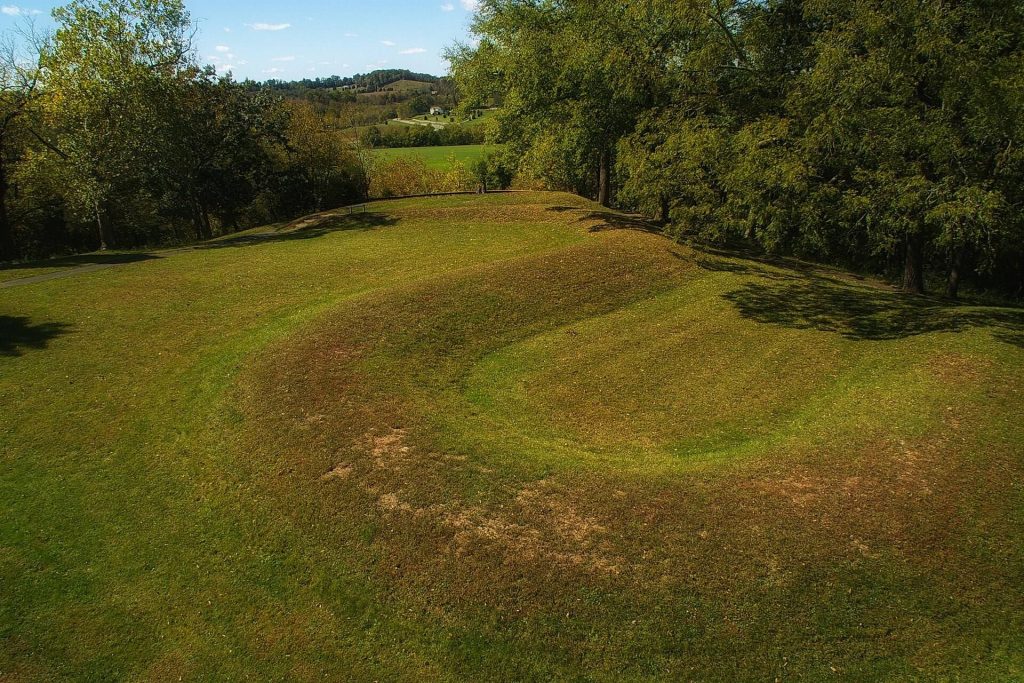 Serpent Mound: A Prehistoric Effigy Mound in Ohio 2 Serpent Mound