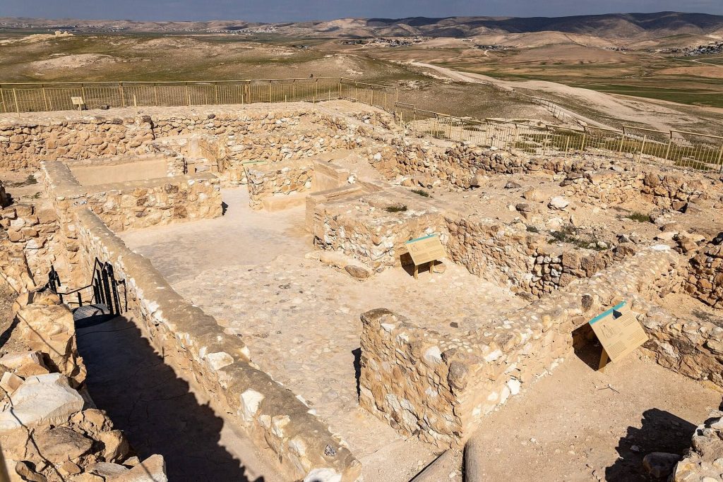 Tel Arad: An Early Bronze Age City and Judahite Fortress 3 Tel Arad