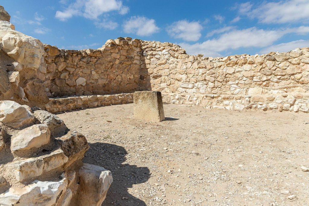 Tel Arad: An Early Bronze Age City and Judahite Fortress 4 Tel Arad