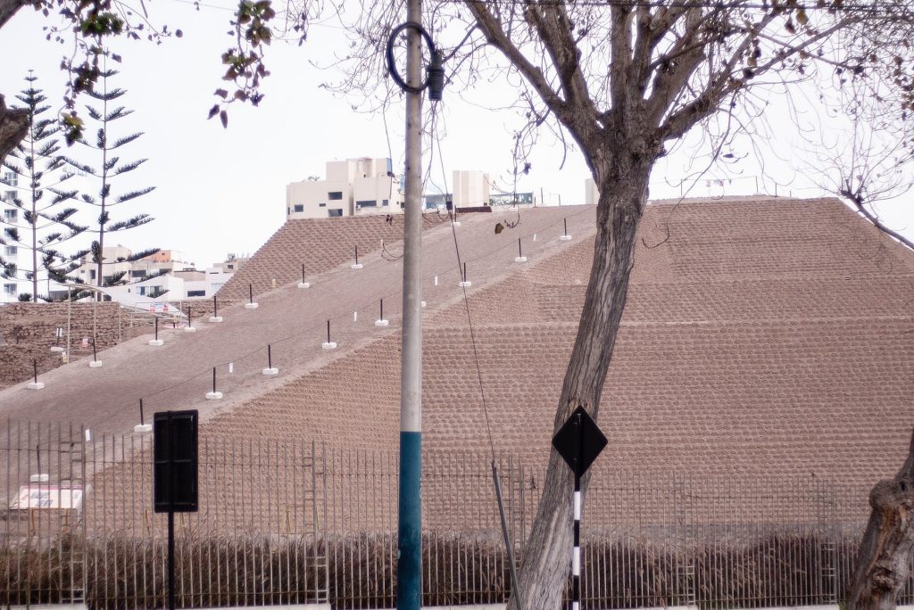 Huaca Huallamarca: A Pre-Columbian Ceremonial and Burial Monument in Lima 2 Huaca Huallamarca