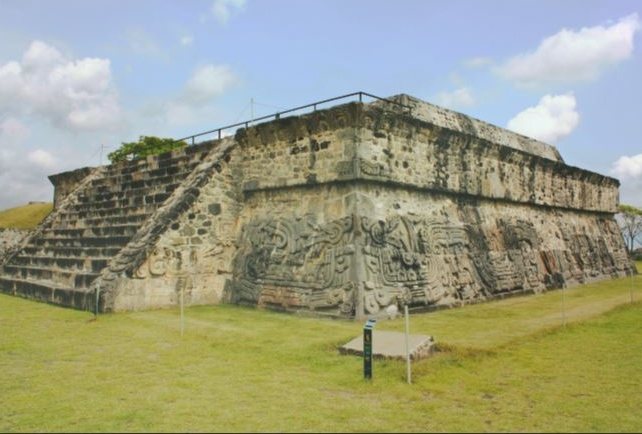 Xochicalco: An Epiclassic Mesoamerican Urban and Ceremonial Center 3 Xochicalco