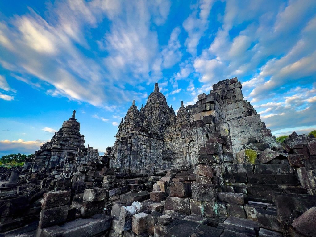Sewu: A Buddhist Temple Complex in Central Java 4 Sewu