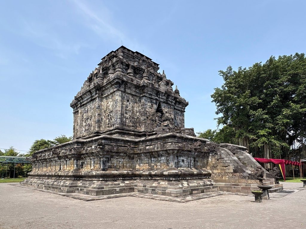 Mendut Temple: A Mahayana Buddhist Shrine in Central Java 1 Mendut Temple