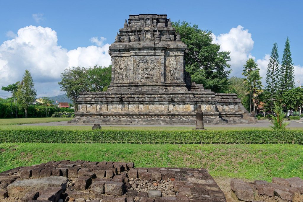 Mendut Temple: A Mahayana Buddhist Shrine in Central Java 2 Mendut Temple