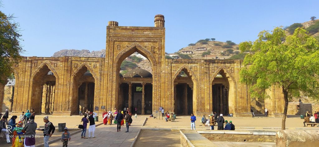 Adhai Din Ka Jhonpra: A Medieval Mosque in Ajmer 1 Adhai Din Ka Jhonpra