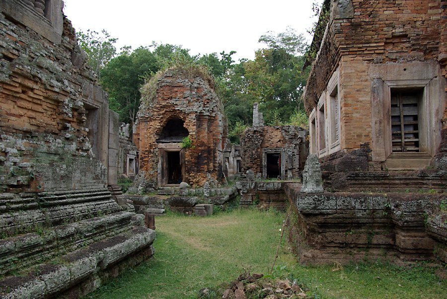 Phnom Chisor: An Early Khmer Brahmanical Sanctuary in Cambodia 2 Phnom Chisor