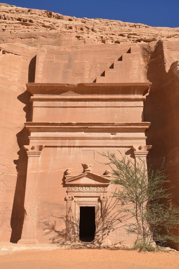 Qasr al-Farid: A Nabataean Rock-Cut Tomb at Hegra 4 Qasr al-Farid