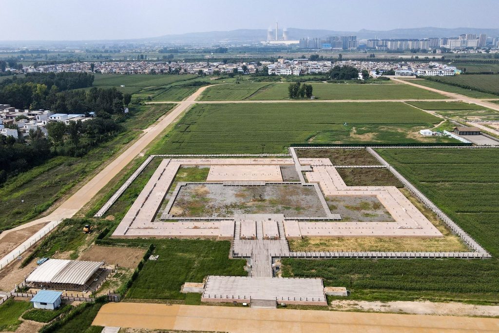 Erlitou: An Early Bronze Age Urban Settlement in China 1 Erlitou