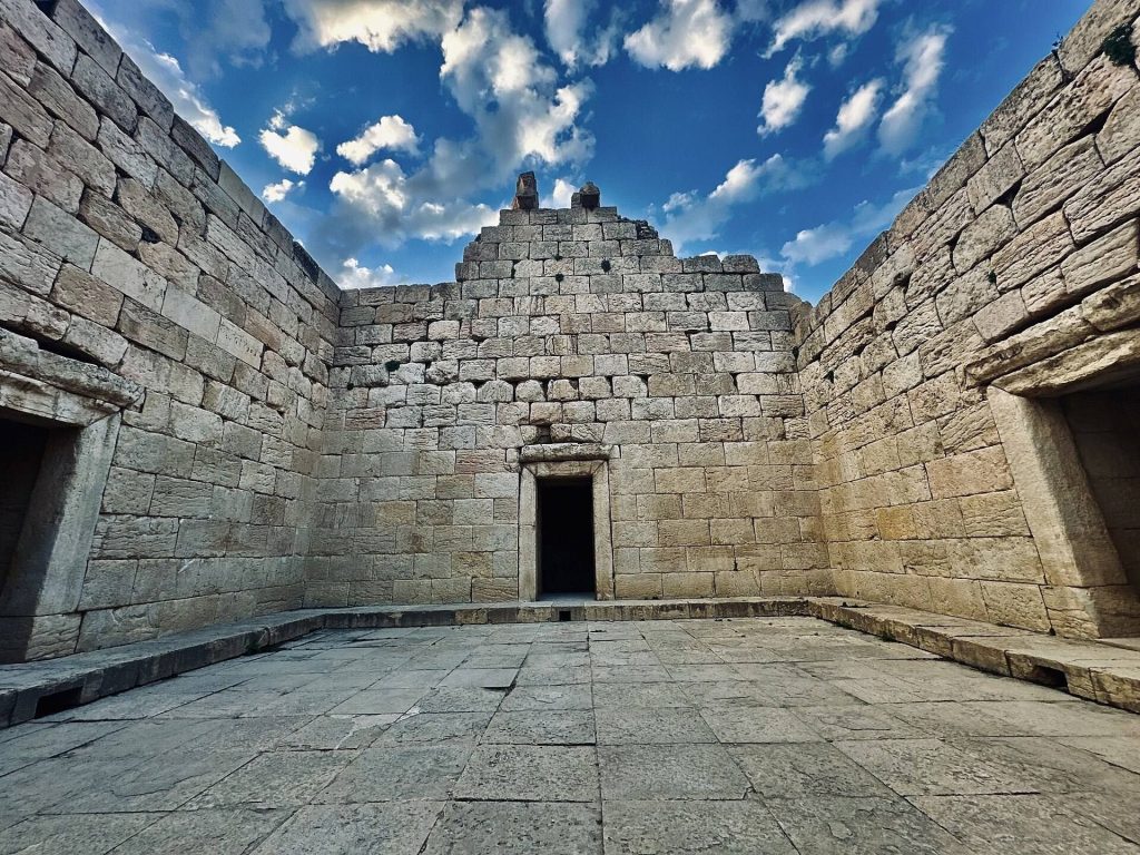 Bishapur: A Sasanian Royal City in Iran 1 Bishapur
