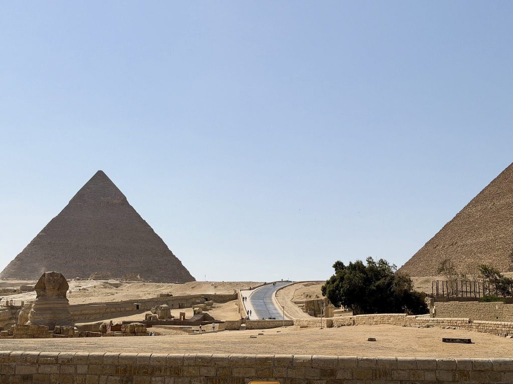 Pyramid of Khafre: A Fourth-Dynasty Royal Pyramid at Giza 3 Pyramid of Khafre
