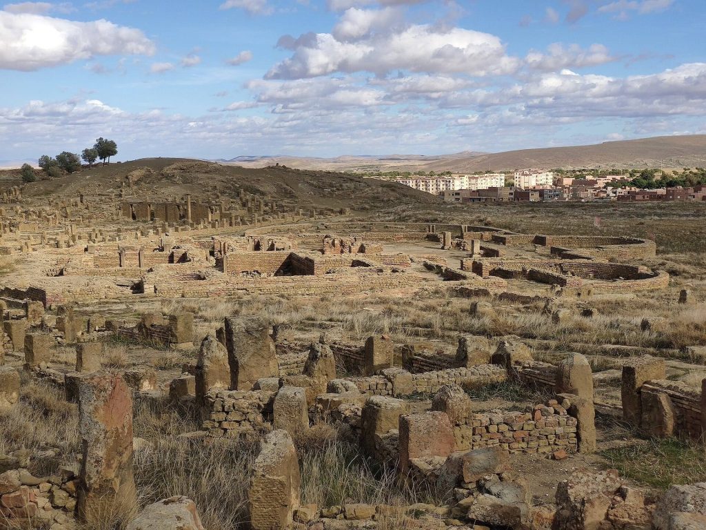 Large Southern Thermae of Timgad: A Roman Public Bath Complex in Algeria 1 Large southern thermae of Timgad