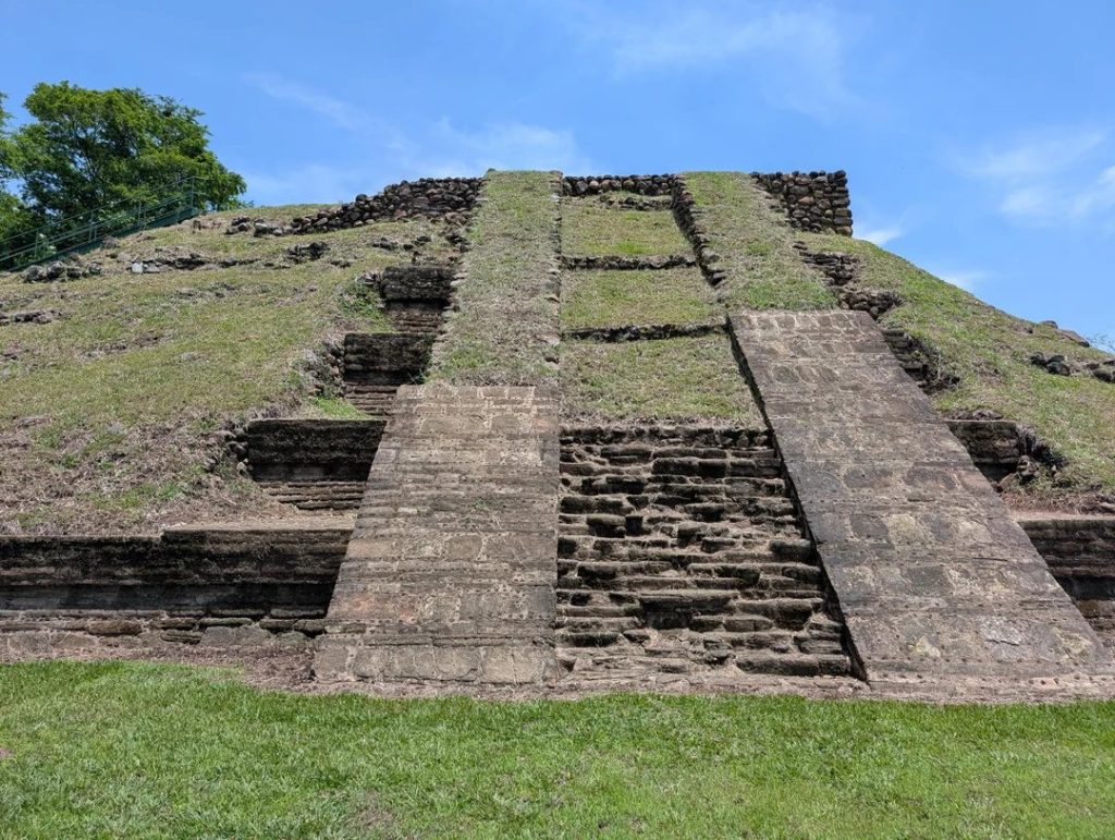 Cihuatán: A Pre-Columbian Urban and Ceremonial Centre in El Salvador 2 Cihuatán