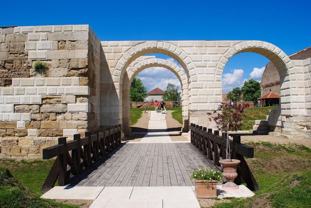 Castrum Apulum: A Roman Legionary Fortress in Alba Iulia 1 Castrum Apulum
