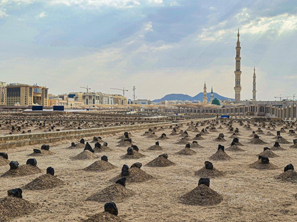 The Prophet's Mosque: A Historic Place of Worship in Medina 2 Prophet's Mosque
